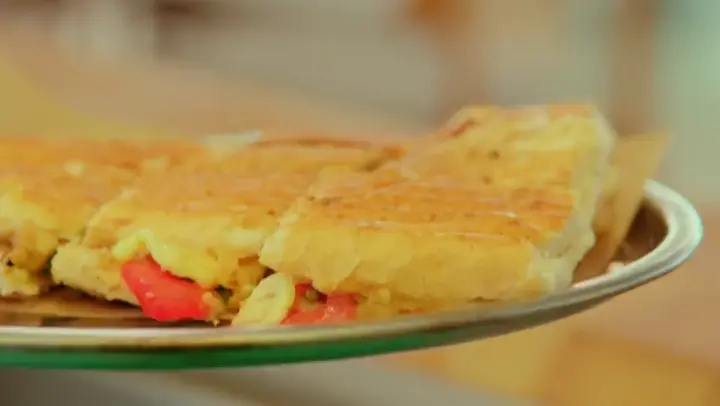 Çoban Tost hazırlanırken